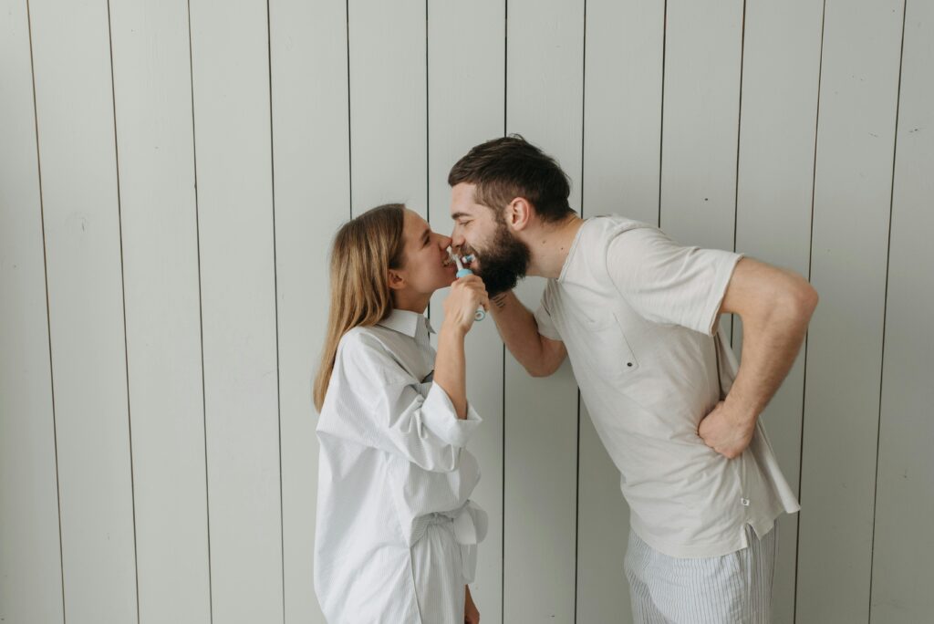 Casal escovando os dentes juntos